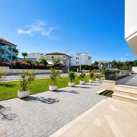 Aron's 610 Appartement Golem (Tirana)